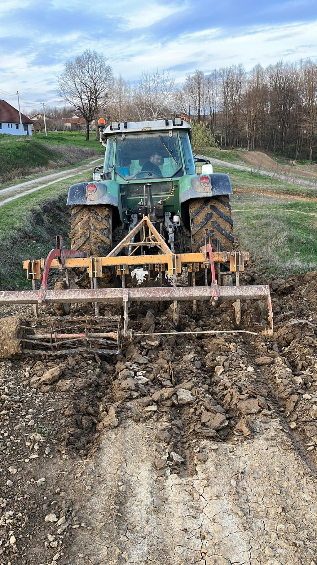 Volonteri pripremaju stazu za trening traktorom